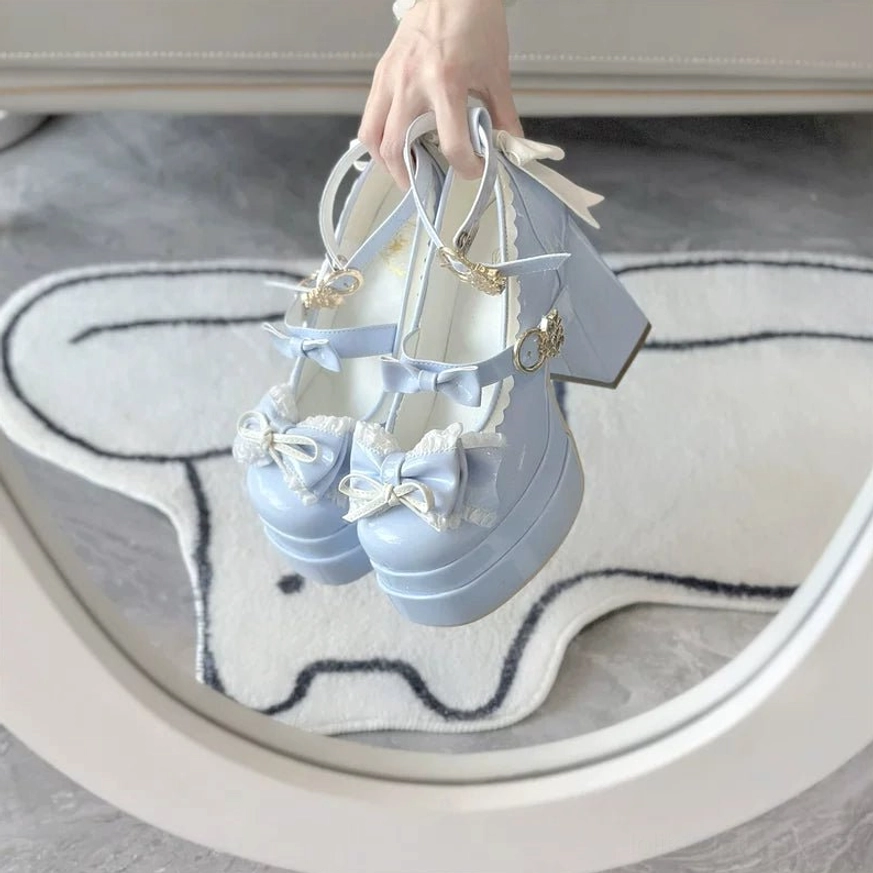 Sweet Lolita platform heel shoes detail of round toe silhouette and patent leather surface finish