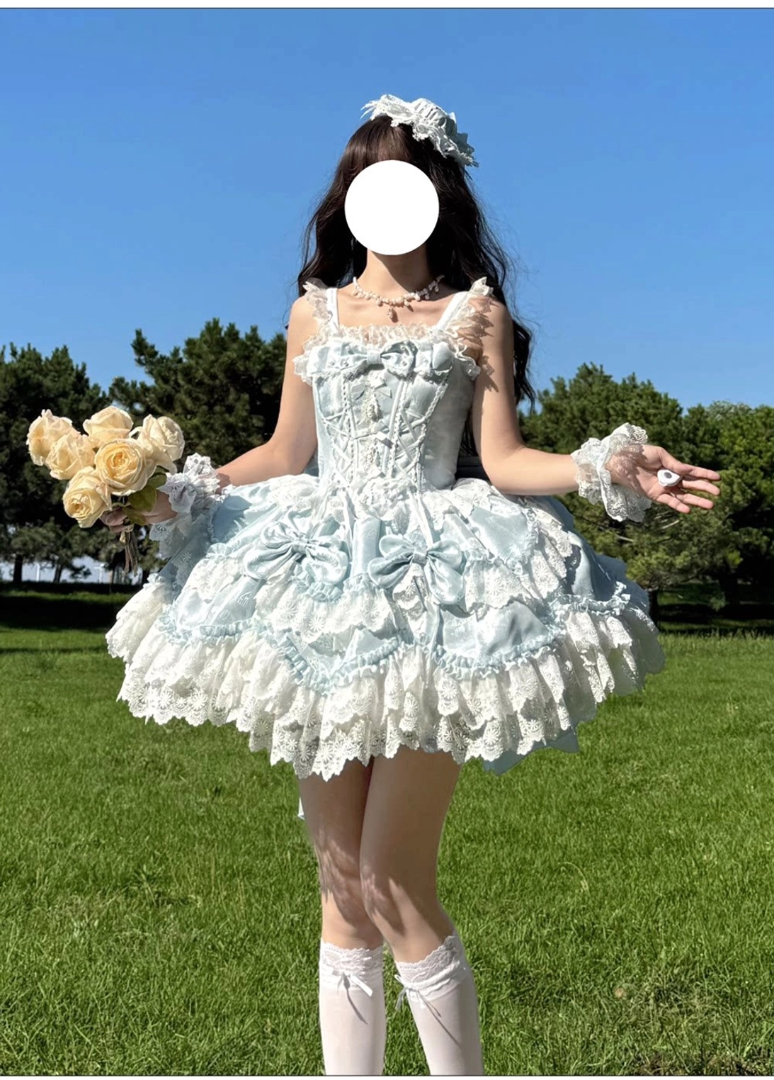 Sweet lolita jacquard JSK jumper skirt front body model outdoor sunny grassland blue off-white lace trim boned waist bow decorations