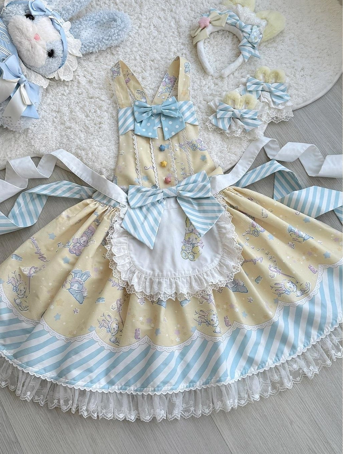 Button detail on detachable apron for sweet Lolita jumper skirt showing decorative button style, button color, button quantity and placement