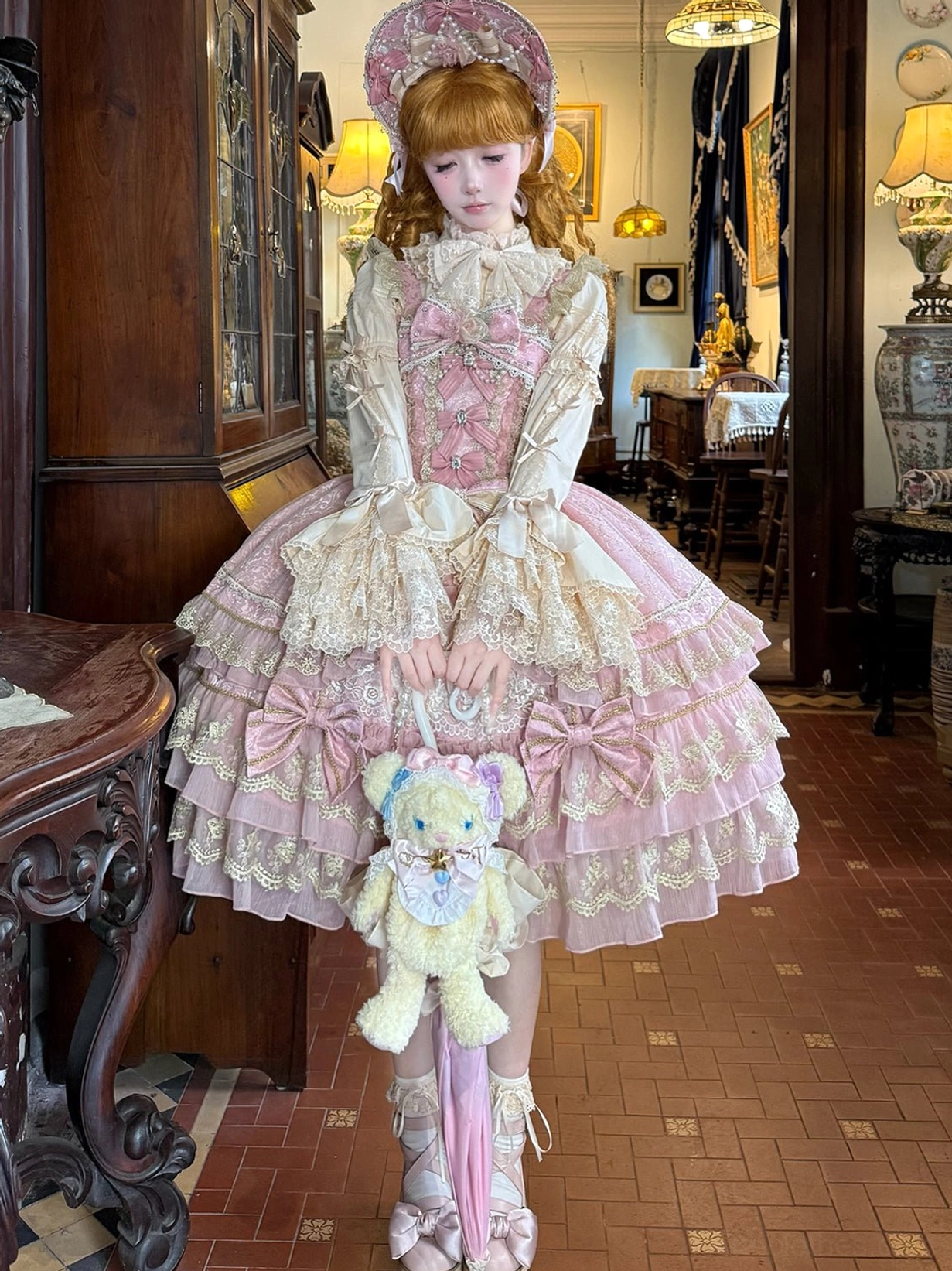 Sweet lolita JSK back shirring feature showing fit accommodation for various body types