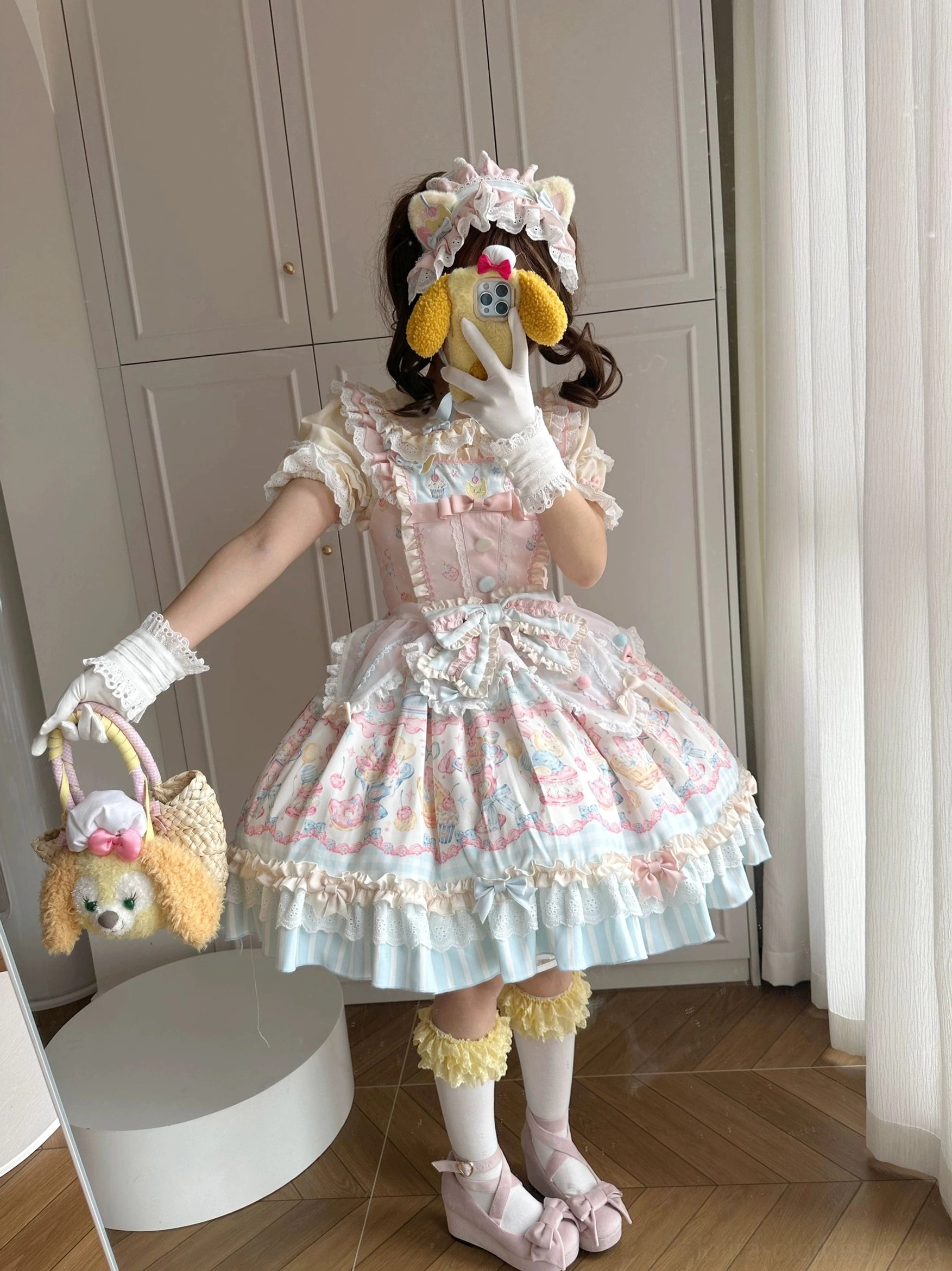 Sweet lolita jsk dress front half-body view white gloves yellow leg warmers themed handbag ruffled waist
