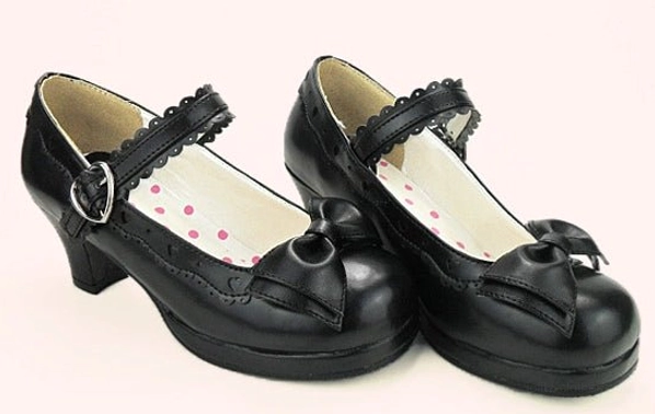 Sweet lolita mary jane heel shoes worn styling with socks and lolita coordinate outfit example