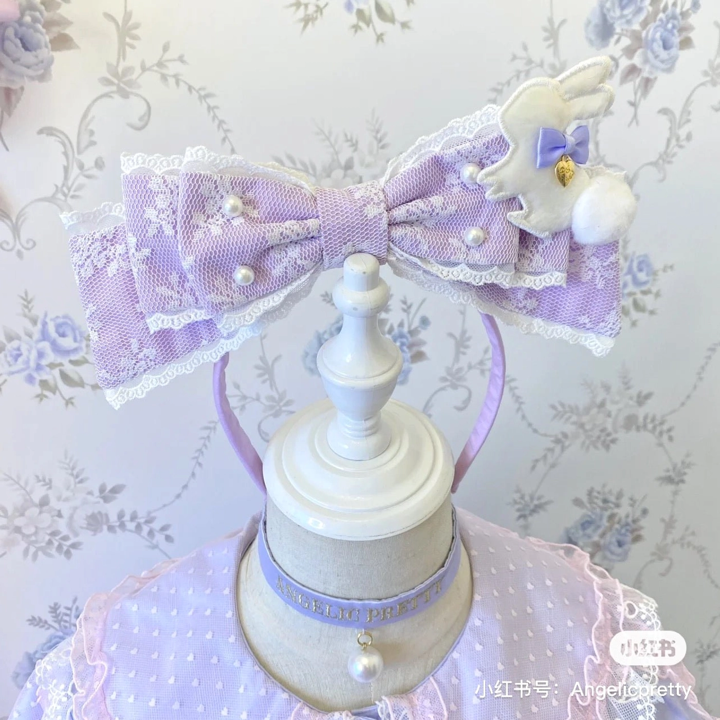 Sweet lolita pearl-adorned KC headband worn with ringlets curled hair and lolita dress coordinate aesthetic