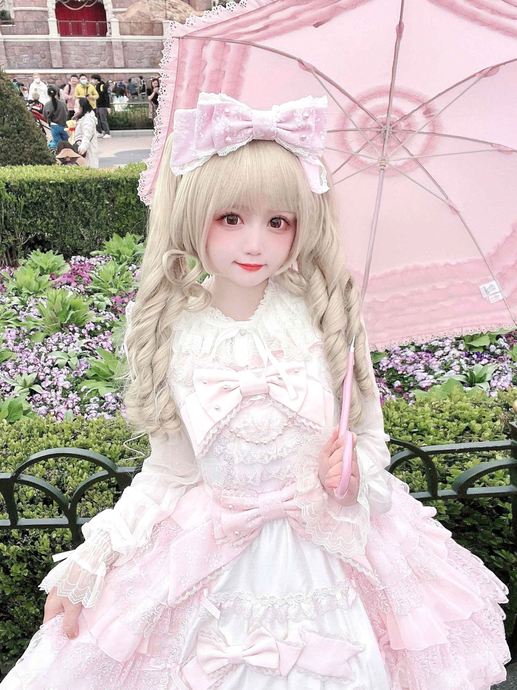 Sweet lolita pearl-embellished KC headband styling guide showing multiple wear options and placement techniques
