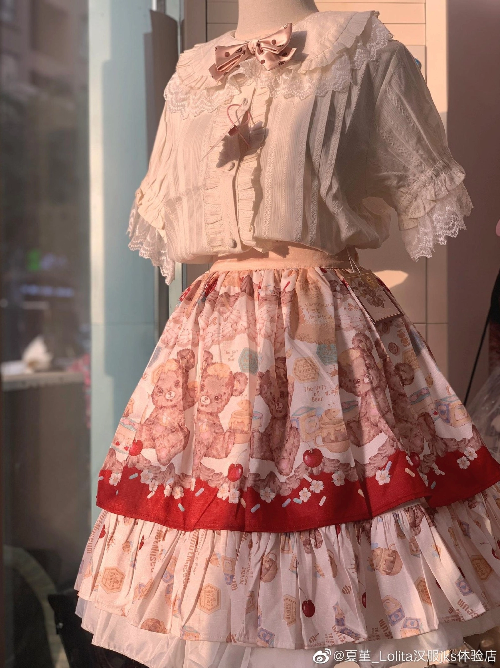 Lolita peter pan collar short sleeve blouse pure cotton puff sleeves lace trim collar close-up detail view