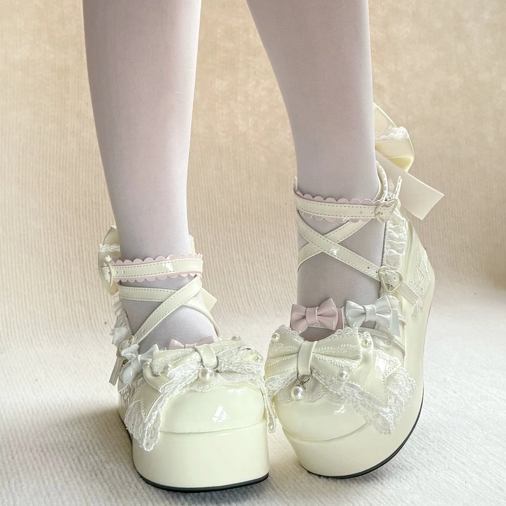 Sweet Lolita platform shoes detachable bowknot feature demonstration showing how to remove and reattach heel bow for customization and coordinate flexibility