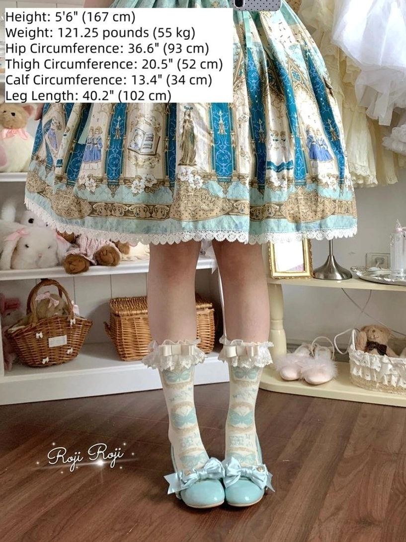 Wearing effect and size reference of blue gradient Sweet Lolita socks showing back view of lower legs on model height 5'6 inches 167cm weight 121.25 pounds 55kg with calf measurement 13.4 inches 34cm
