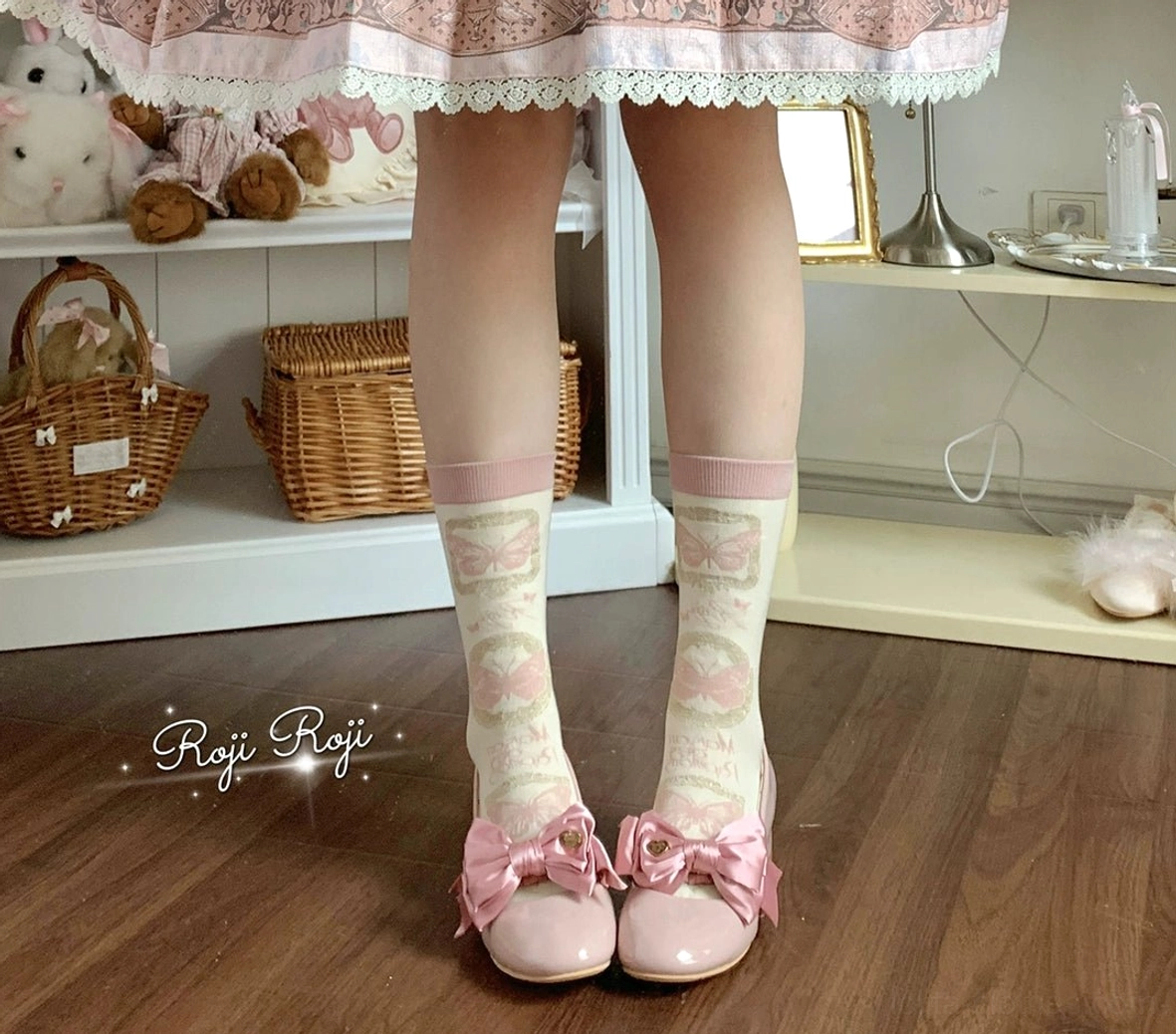 Pink accent Sweet Lolita mid-calf cotton socks with cream base gradient print and solid pink band at cuff opening, paired with printed Lolita skirt and pink bow Mary Jane shoes