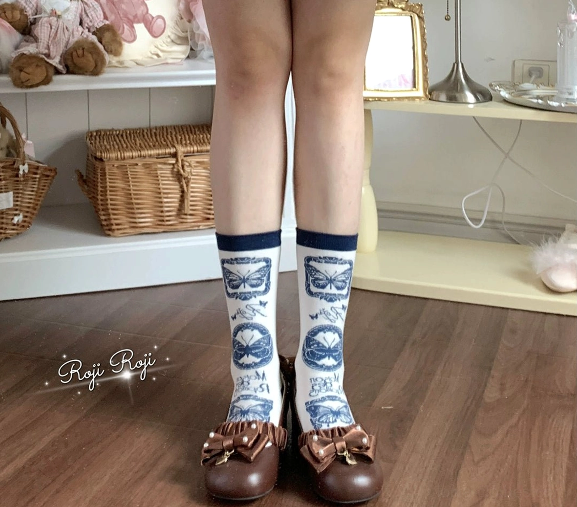Sweet Lolita detachable bow cuff trim system showing secure attachment mechanism and easy removal design for versatile styling and coordinate flexibility