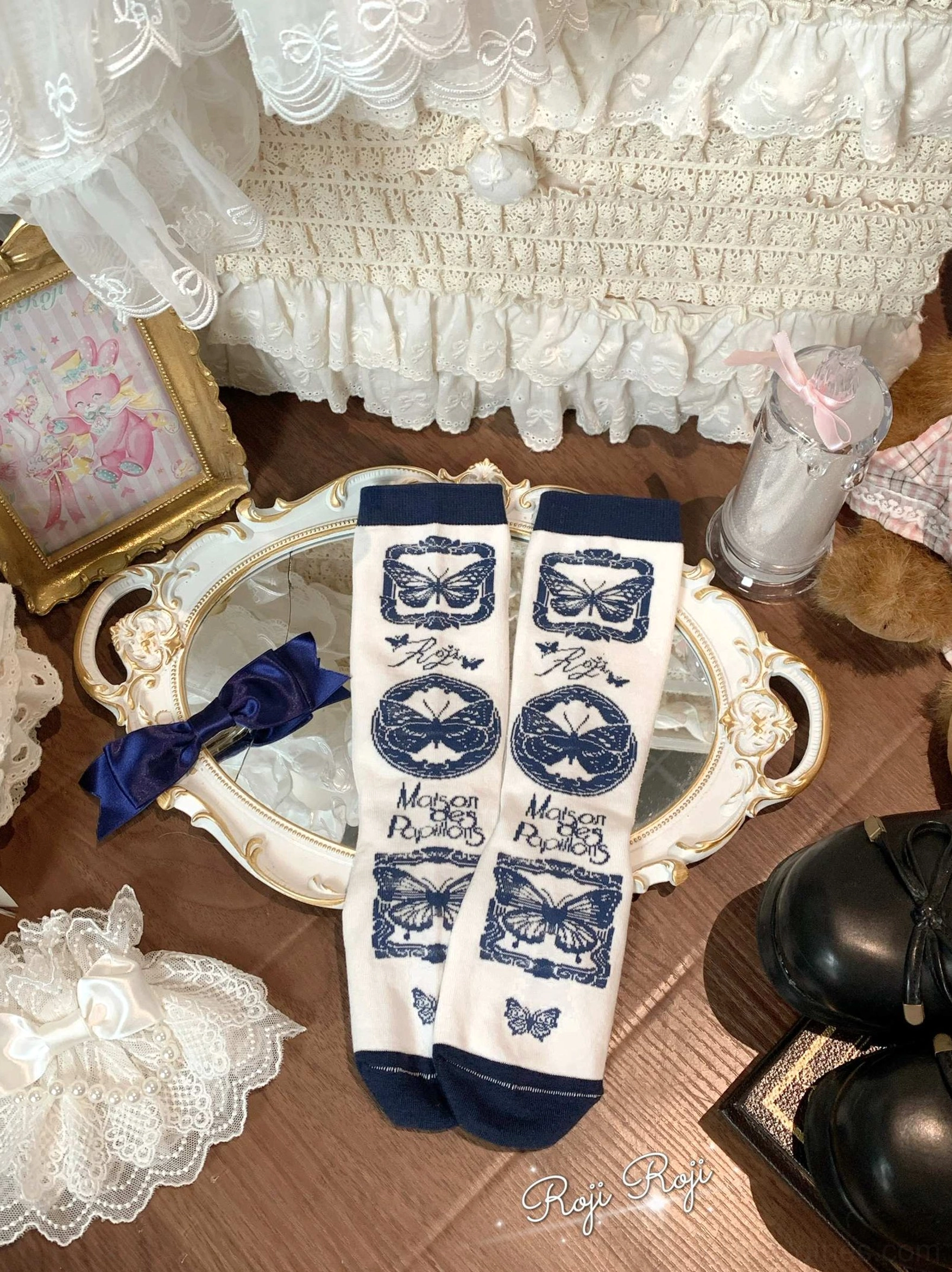 Gray-pink Sweet Lolita mid-calf cotton socks with detachable bow cuff trim and ruffled design paired with classic Lolita coordinate