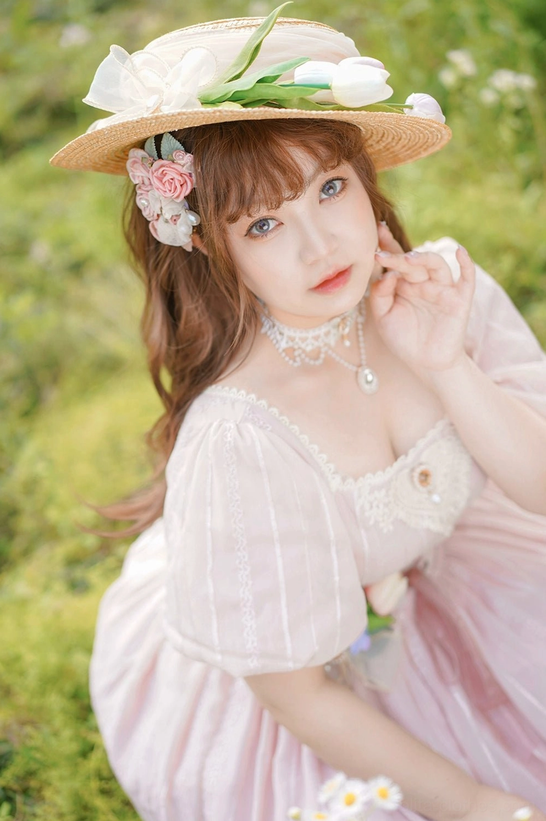 Tulip sweet classic lolita short sleeve dress upper body portrait outdoors light pink fabric lace chest embroidery puff sleeves straw boater hat