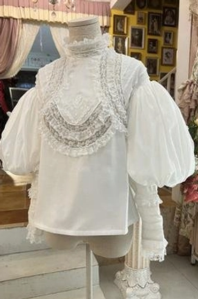 Victorian Lolita outfit size chart reference showing measurements in centimeters and inches for bust, waistline, sleeve length, and skirt length across XS to XL sizing