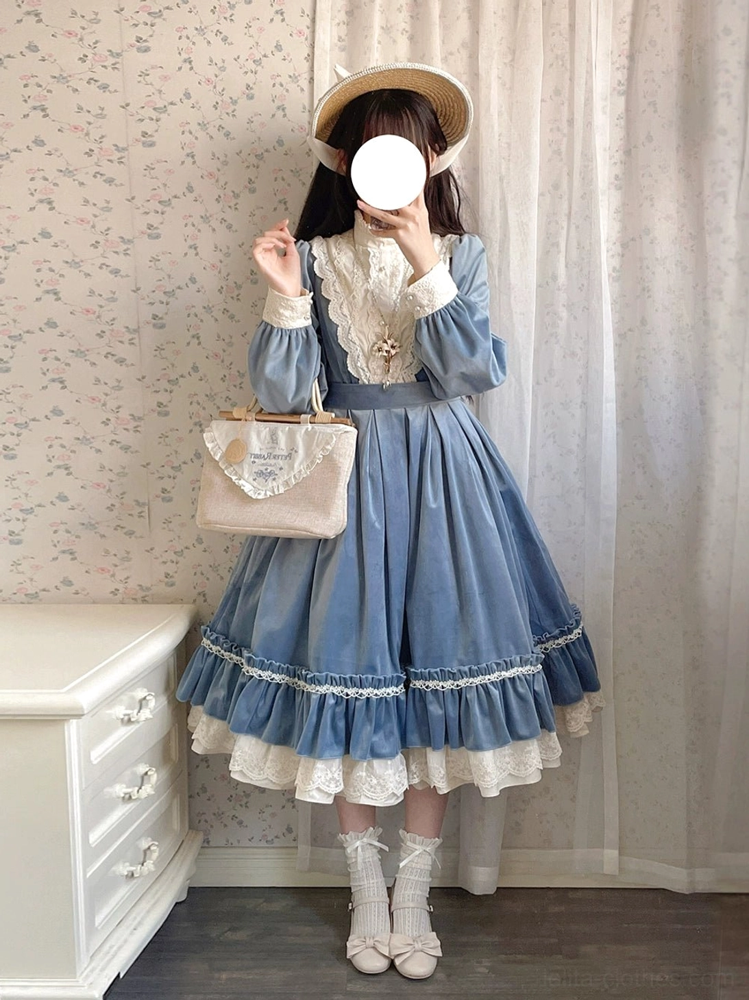 Velvet lolita one-piece dress cuff detail lace trim embroidery water-soluble embroidered lace bubble sleeve design craftsmanship shot