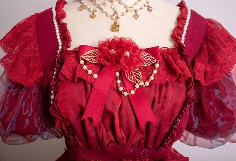 Waltz lolita accessories collection styling reference showing trailing, gloves, and waist chain worn together for complete coordinate look on lolita model