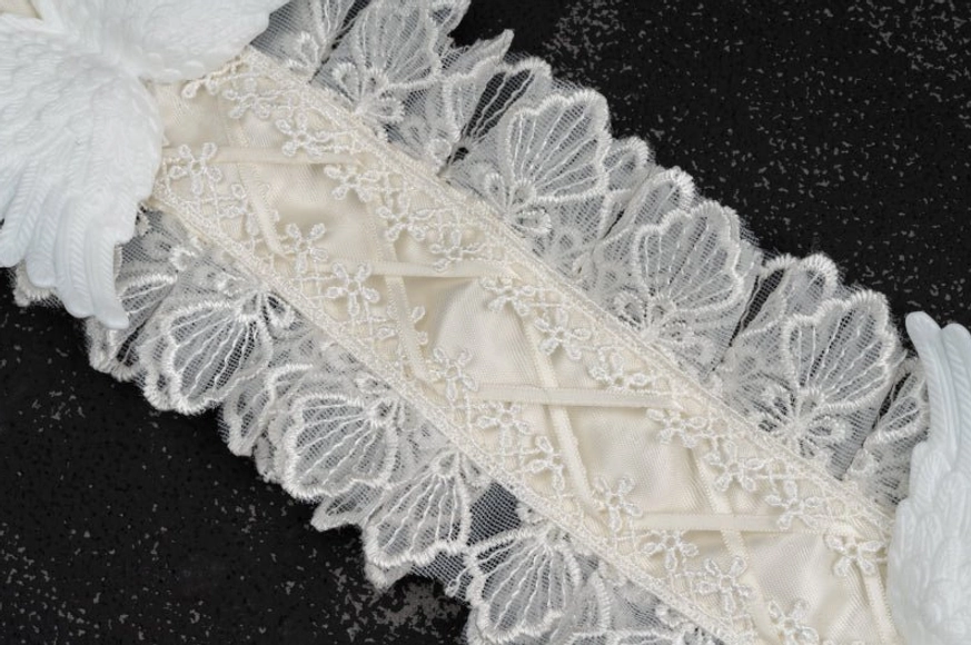 Gothic lolita white lace angel wings headdress size and fit guide image, showing adjustable ribbon length and headband positioning on model