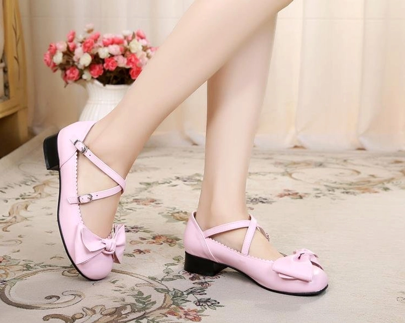 White lolita bow cross-strap shoes model wearing with classic lolita coordinate outfit