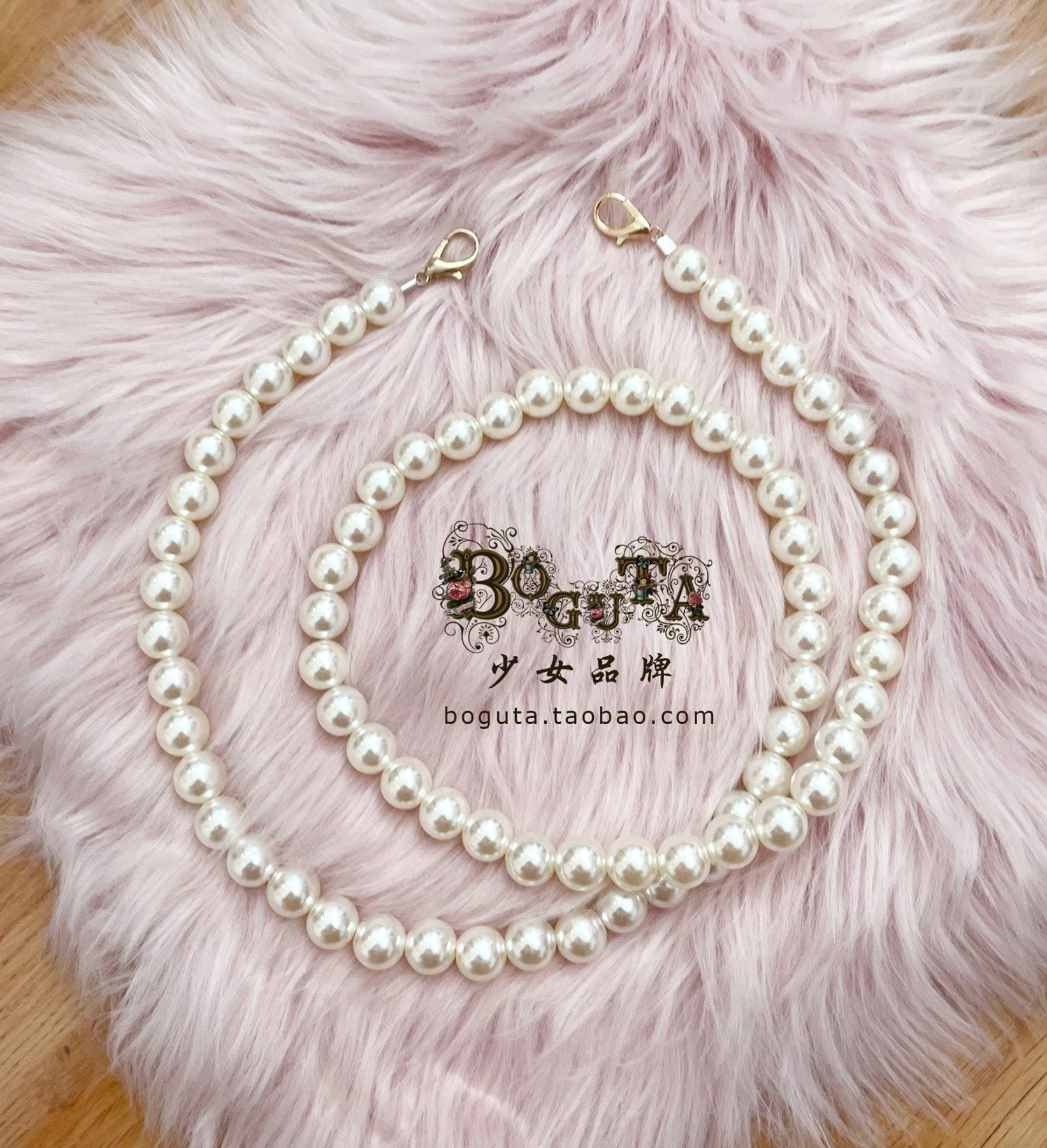 Two sizes of white pearl-coated bead bag chain straps showing 40cm handheld and 100cm crossbody options with matching gold hardware on pink fuzzy fur background