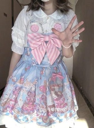 Real styling of white short-sleeve Peter Pan collar Lolita blouse paired with teddy bear printed Lolita skirt and pink bow accessory on model